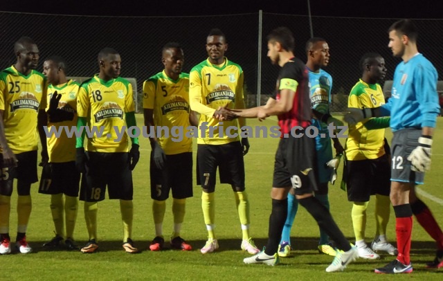 Wachezaji wa Young Africans wakisalimiana na wachezaji wa KS Flumartari kabla ya kuanza kwa mchezo